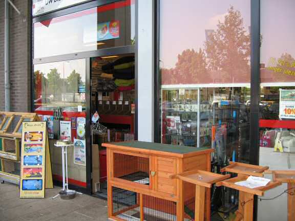 Another visit to the Hamster-Adoption center.